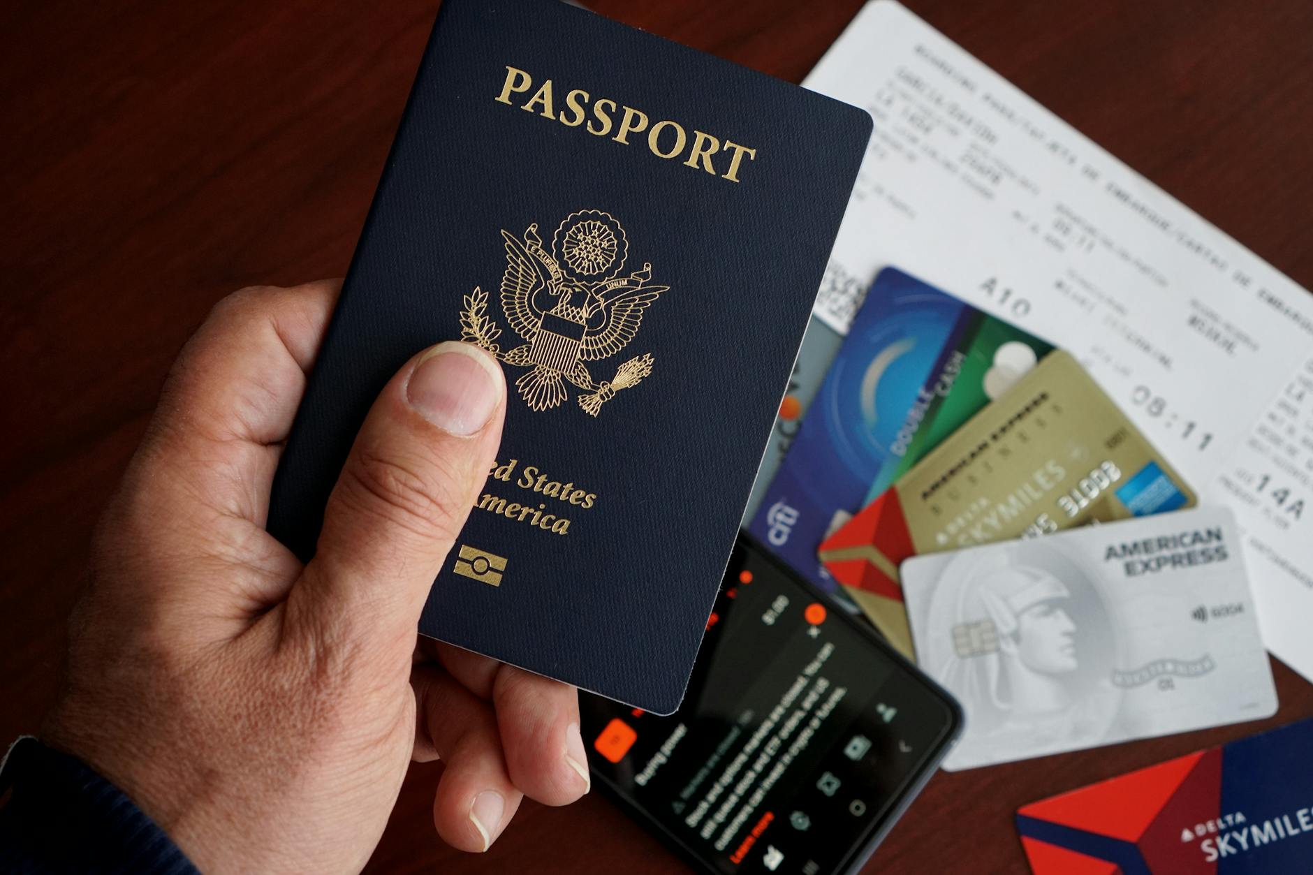 Documents d'assurance voyage posés sur un passeport avec stylo