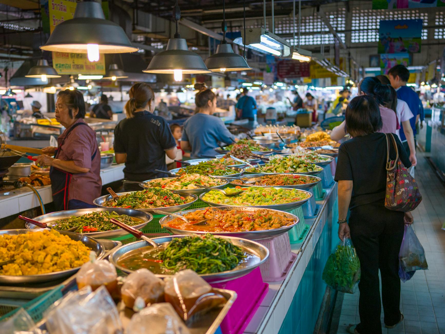 Marché de street food en Asie du Sud-Est avec plats locaux colorés et prix abordables