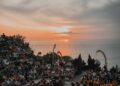 Spectacle de danse Kecak au temple Uluwatu à Bali - comparatif Bali vs Thaïlande