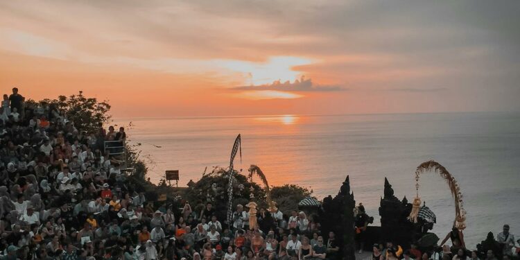 Spectacle de danse Kecak au temple Uluwatu à Bali - comparatif Bali vs Thaïlande