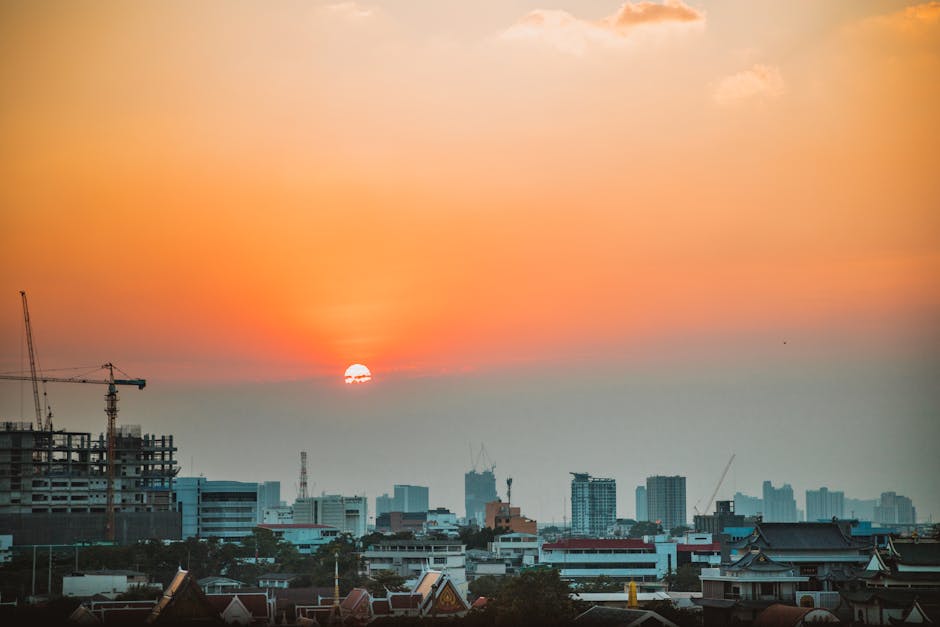 Skyline de Bangkok au coucher du soleil avec temples et gratte-ciels, Thaïlande