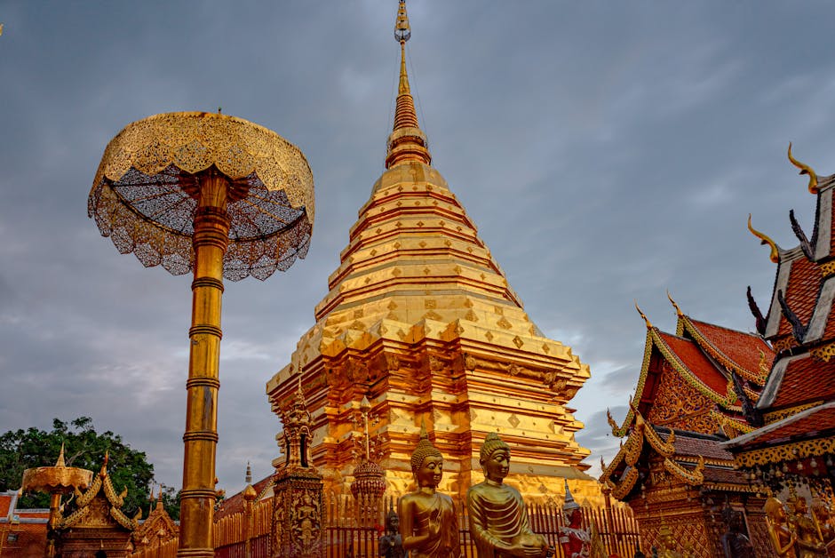 Temple doré de Chiang Mai entouré de verdure dans le nord de la Thaïlande