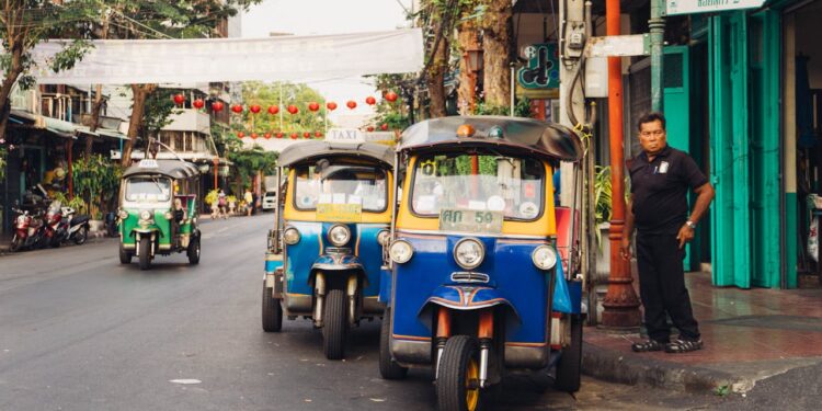 Tuk-tuk dans les rues de Bangkok en Thaïlande - guide eSIM Thaïlande