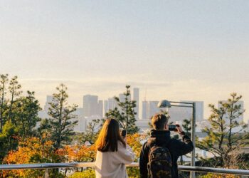 Couple admirant le panorama urbain au Japon - voyage en couple au Japon
