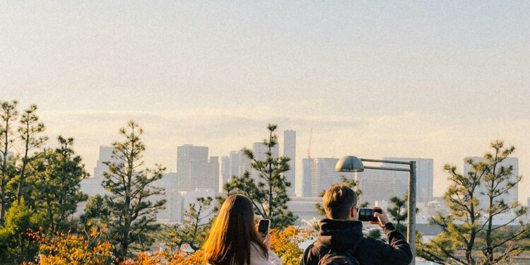 Couple admirant le panorama urbain au Japon - voyage en couple au Japon