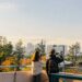 Couple admirant le panorama urbain au Japon - voyage en couple au Japon