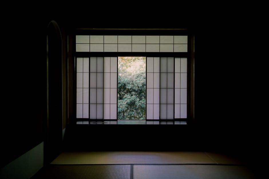 Chambre traditionnelle de ryokan japonais avec tatamis et futons