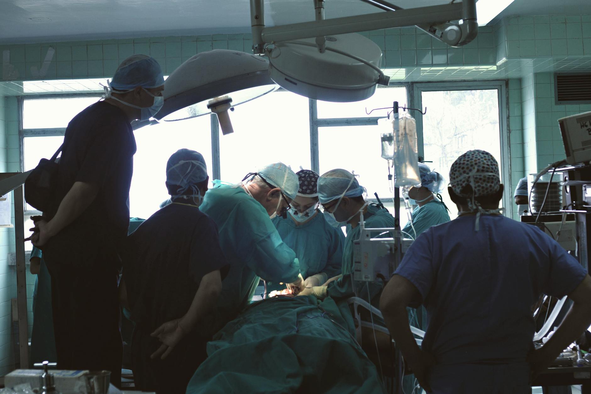 Hôpital moderne au Vietnam, couloir lumineux avec personnel médical